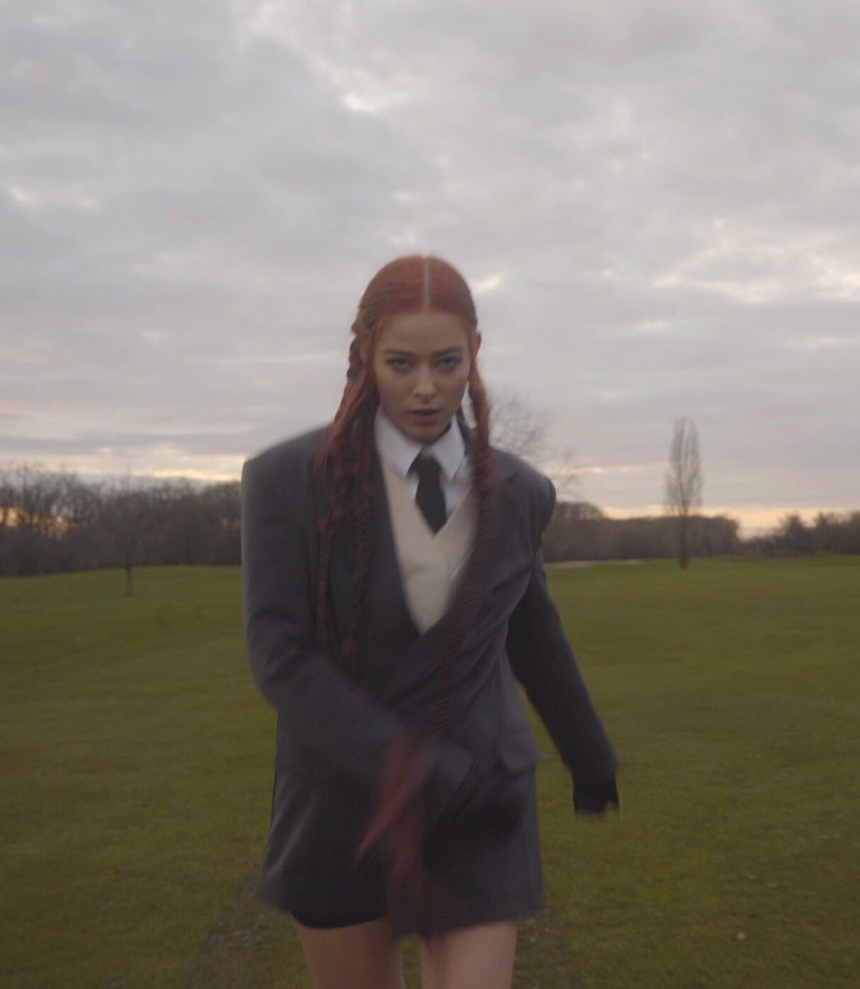 Extrait du clip musical Blue