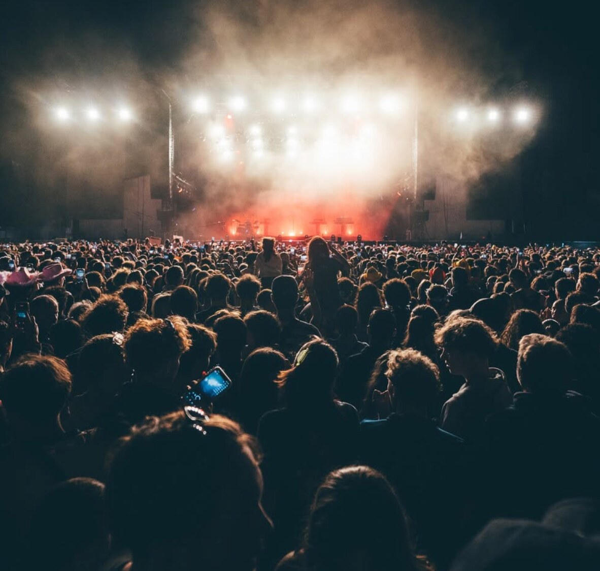 Public devant la scène du Festival du Roi Arthur